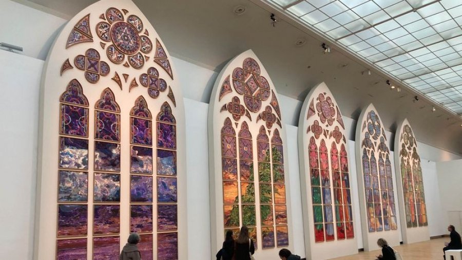 Parisi zbulon dizajne kontroverse për dritaret e reja të Notre Dame-s