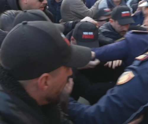 Tre orë protestë e përplasje para kryeministrisë në Shqipëri, shoqërohen në polici katër aktivistë