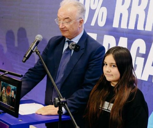 Vajza e ish-ushtarit të UÇK-së i dhuron Xhavit Halitit në Pejë fotografinë e Thaçit dhe Veselit [video]