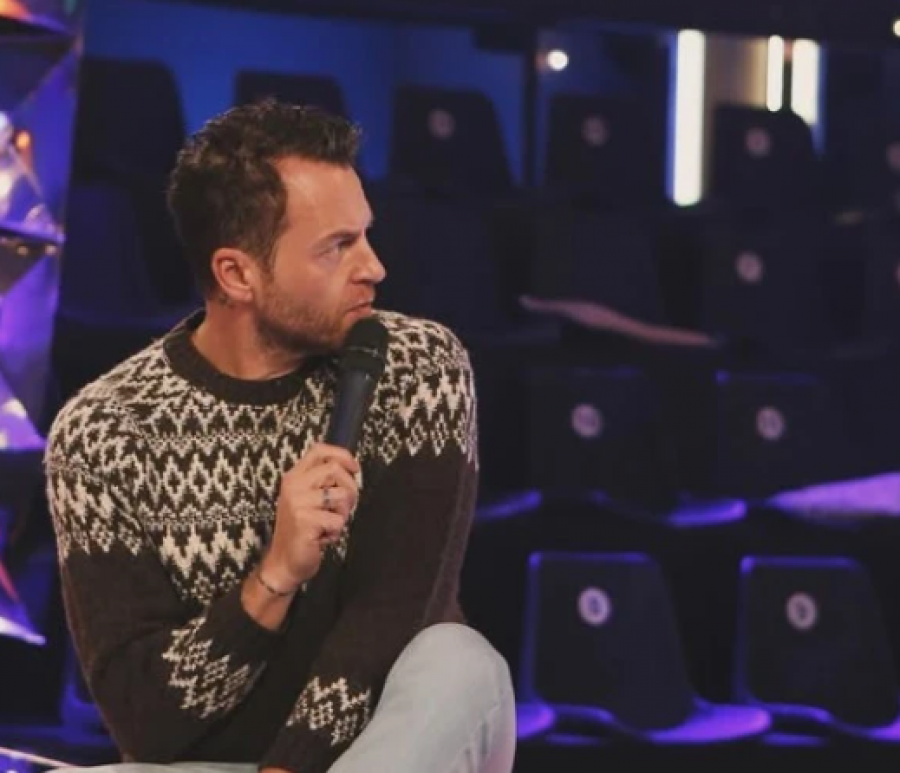 Ledion Liço gati për nisjen e spektaklit  Faleminderit që na pritët