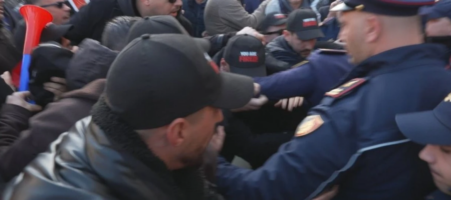 Tre orë protestë e përplasje para kryeministrisë në Shqipëri, shoqërohen në polici katër aktivistë