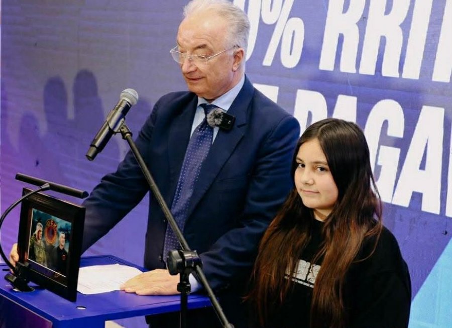 Vajza e ish ushtarit të UÇK së i dhuron Xhavit Halitit në Pejë fotografinë e Thaçit dhe Veselit  video 