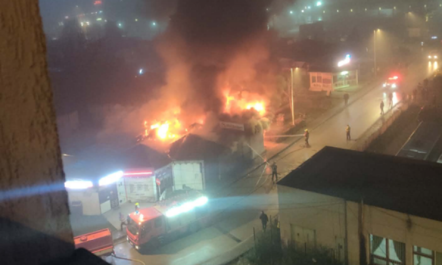 Zjarr afër stacionit të autobusëve në Prizren, disa lokale kaplohen nga flakët, zjarrfikësit shihen në vendngjarje