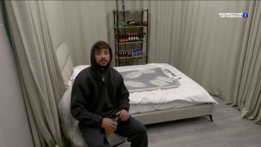 Surprizë në shtëpinë kapsulë  I eliminuari i mbrëmshëm në Big Brother VIP Kosova  Toney shfaqet sërish  video 