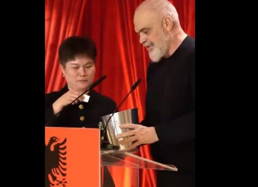 Edi Rama ndan pamjet  Videokartolina e darkës së fundvitit me Trupin Diplomatik  krenarë për Shqipërinë  video 