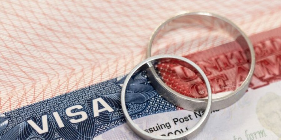 Ambasada e SHBA-së paralajmëron qytetarët shqiptarë: Mashtrimi përmes martesës, krim federal