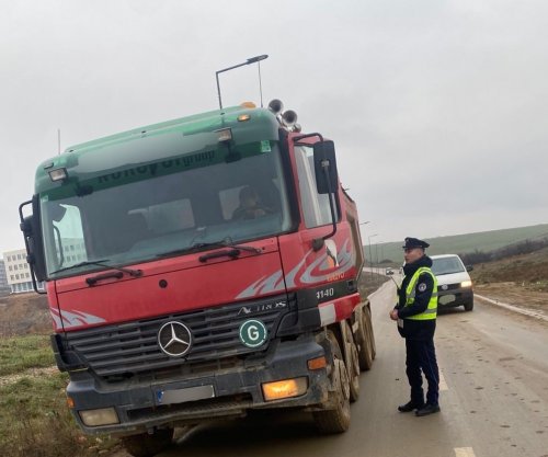 Policia gjobit kompanitë që ndotin rrugët e Prishtinës me baltë