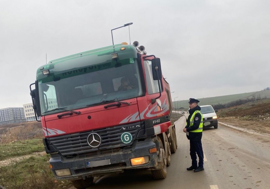 Policia gjobit kompanitë që ndotin rrugët e Prishtinës me baltë