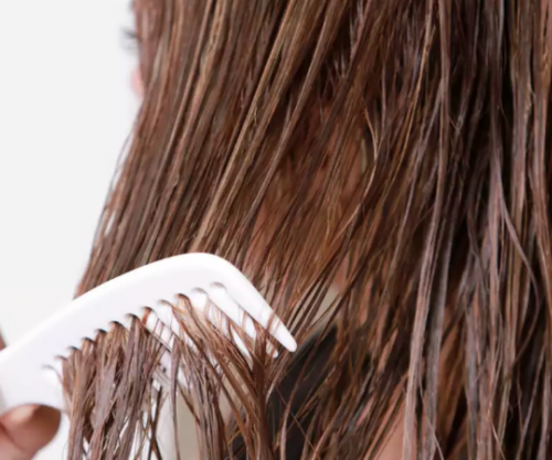 Përse nuk duhet fjetur me flokë të lagur?