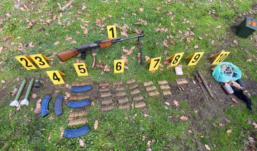 Policia gjen armë, municion e pajisje ushtarake në Leposaviq
