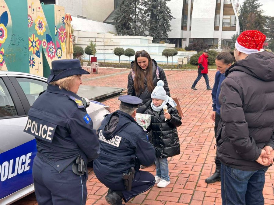 Në prag të Vitit të Ri, Policia në Prishtinë shpërndan dhurata për fëmijët