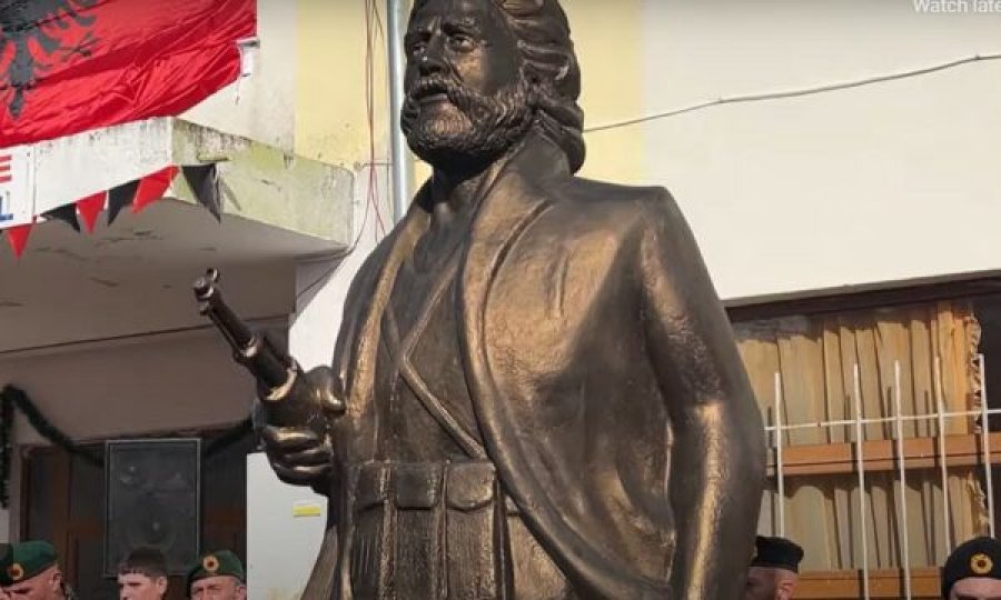 “Adem Jashari në Fier”, statuja e heroit legjendar vendoset në oborrin e një shkolle