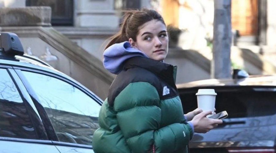 Vajza e Tom Cruise fotografohet me nënën e saj në publik pas një kohe të gjatë