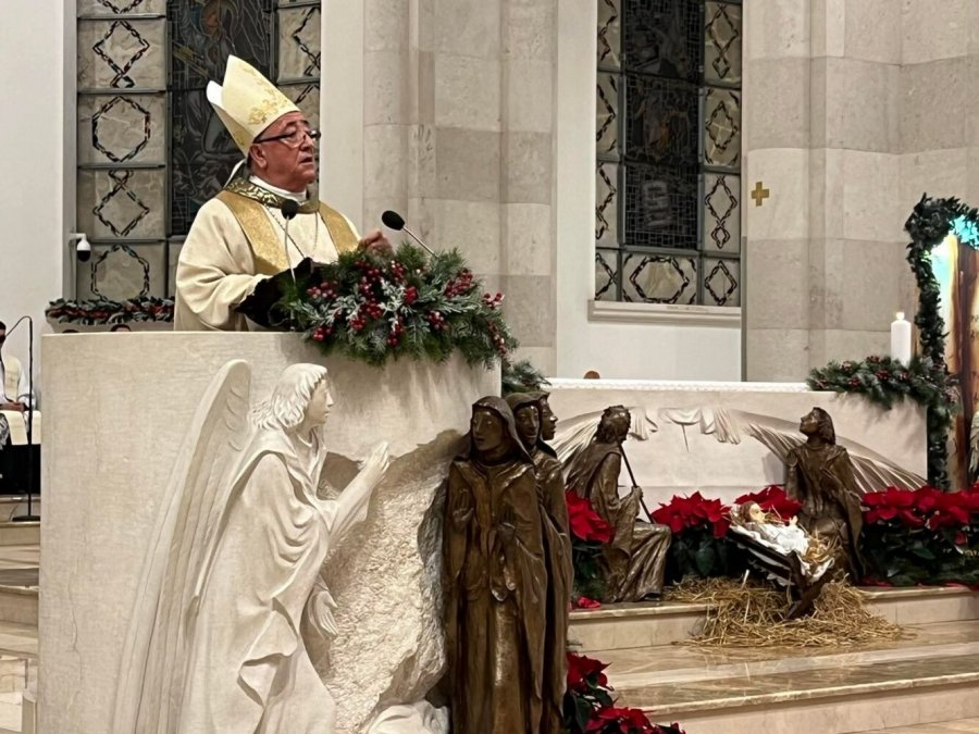 Mesha e Krishtlindjes në Prishtinë, të pranishëm edhe Konjufca, Rama e Haxhiu