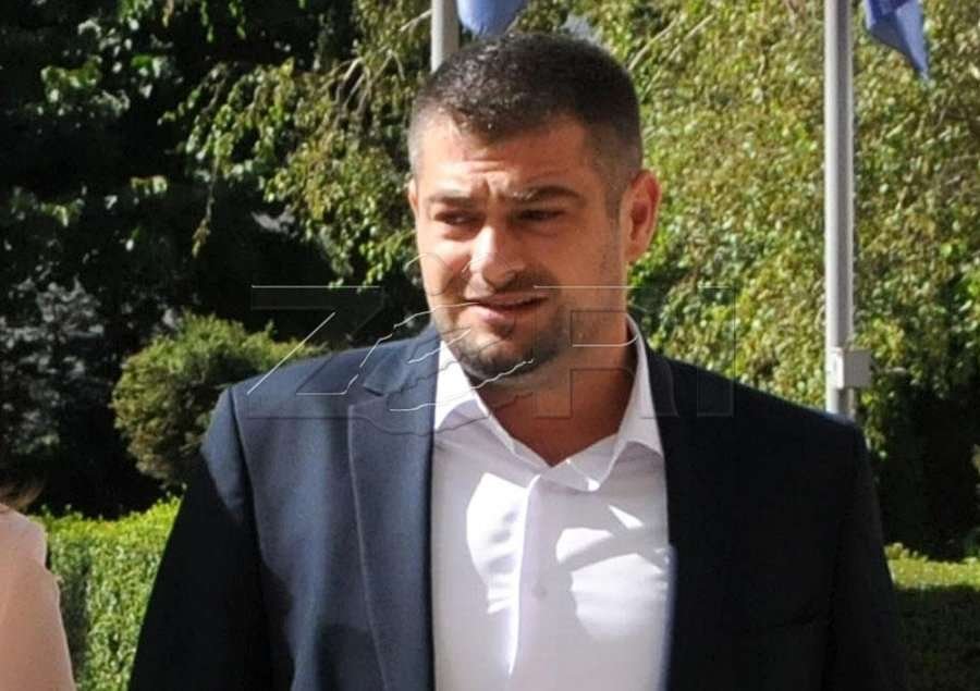  Ai u burgos tre herë  Flet djali i Ukshin Hotit  Ja pse kandidoj me Vetëvendosjen