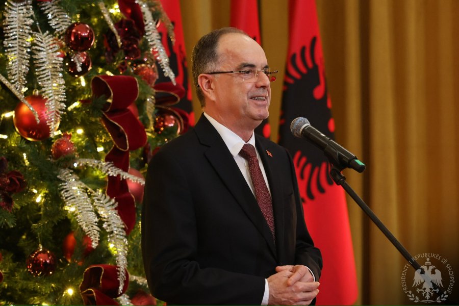 Begaj uron besimtarët e krishterë  Krishtlindje plot shpresë e begati për të gjithë