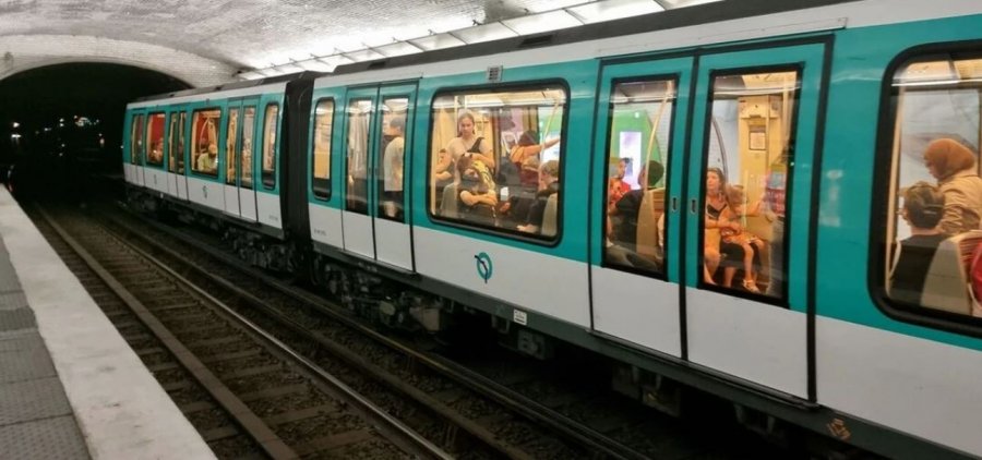 Sulm me thikë në metronë e Parisit  3 gra të lënduara