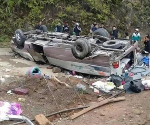 Shtatë të vdekur në Vietnam pas përmbysjes së një autobusi