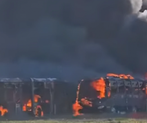 Zjarr në një zonë parkimi autobusësh në Durrës, tymi i zi mbulon zonën