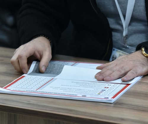 Fletëvotime me shenja te numrat e kandidatëve hasen në një vendvotim në Rahovec [foto]