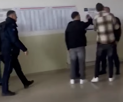 Përplasje mes votuesve në një vendvotim në Zhegër të Gjilanit, ndërhyn policia [video]
