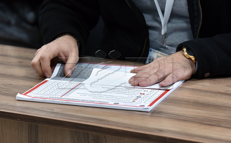 Fletëvotime me shenja te numrat e kandidatëve hasen në një vendvotim në Rahovec [foto]