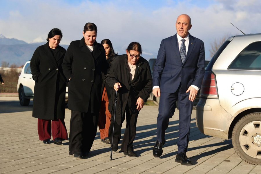 Haradinaj voton në Gllogjan bashkë me nënën e tij