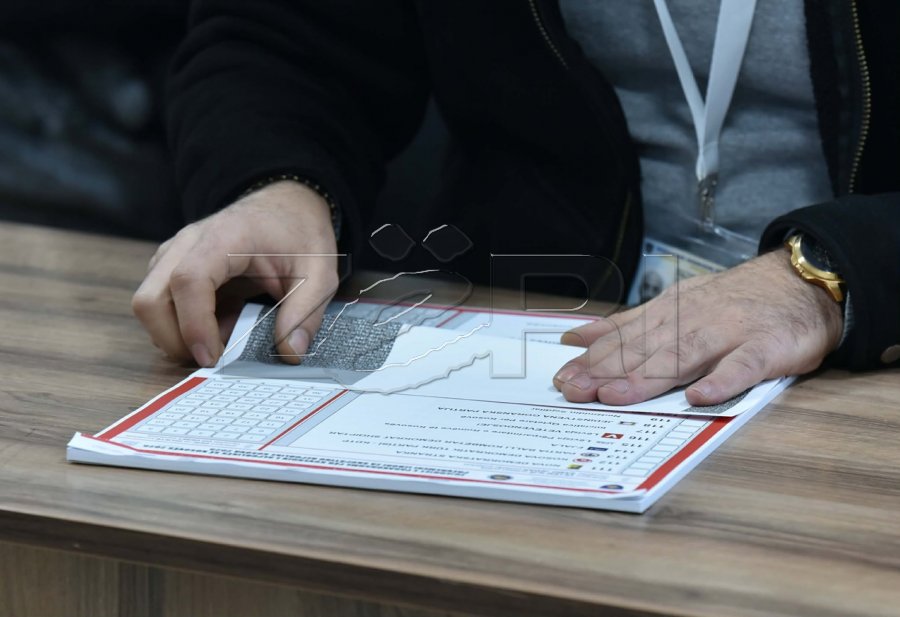 Fletëvotime me shenja te numrat e kandidatëve hasen në një vendvotim në Rahovec  foto 