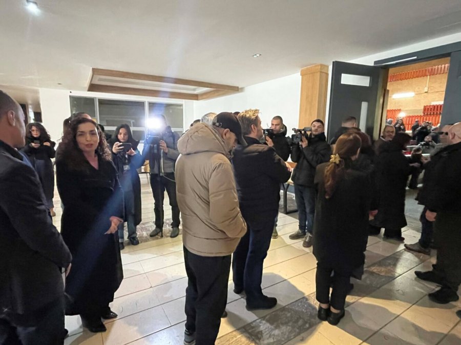 Presidentja Osmani, sikurse qytetarët e tjerë, pret në radhë për të votuar