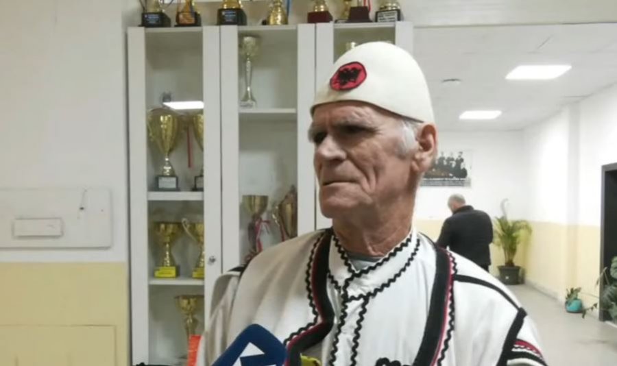 Me veshje kombëtare ia mësyn qendrës së votimit