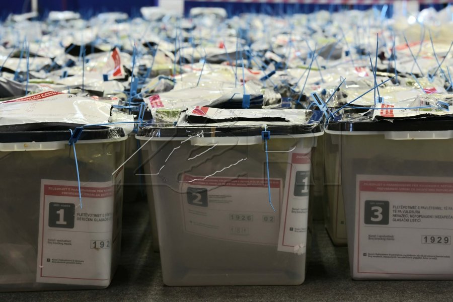 Numërohen votat me postë, edhe mbi tre mijë pako pritet të vijnë në Kosovë