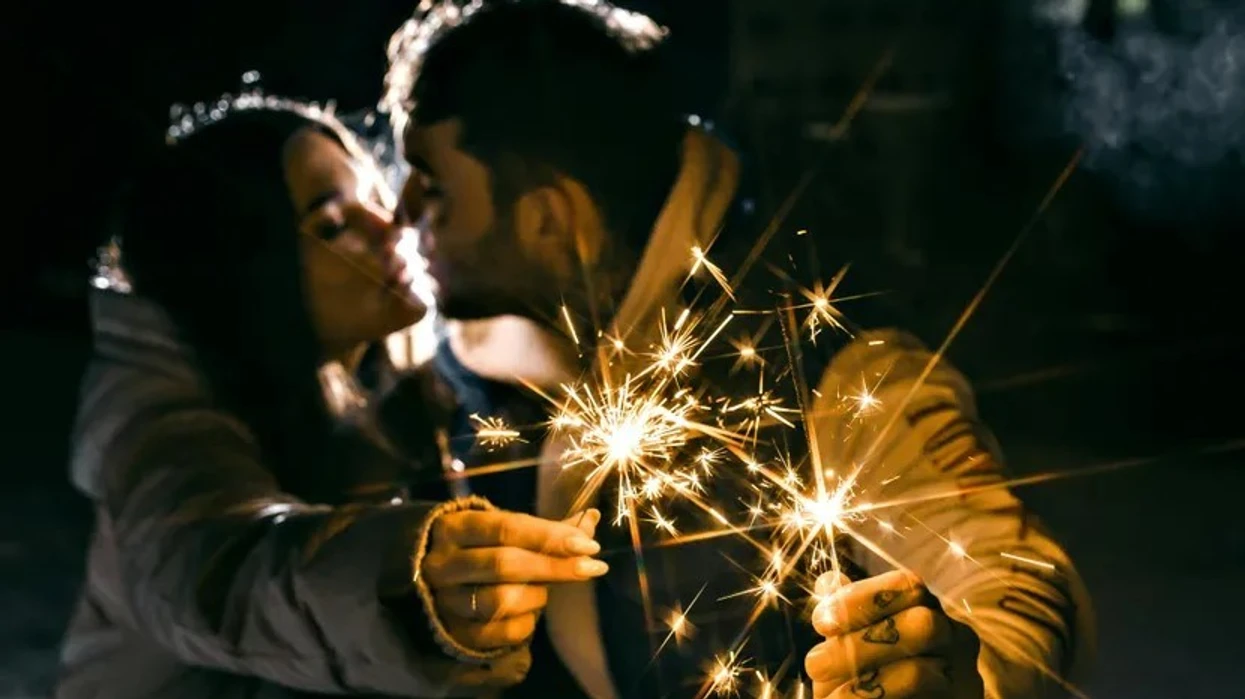 Pse puthim në mesnatën festive, tradita e lashtë që nuk nisi aspak pafajshëm