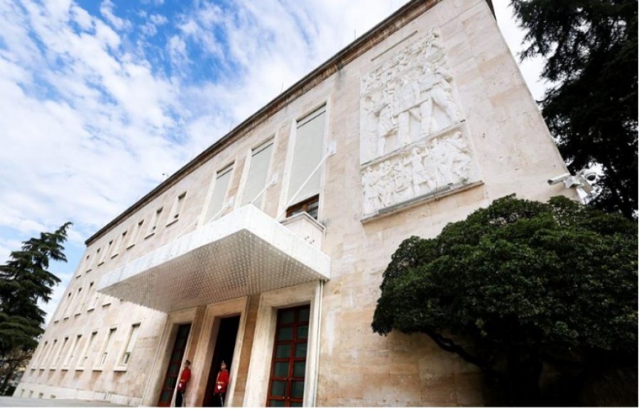 Qeveria e Shqipërisë nderon 13 figura të shquara me pension të posaçëm