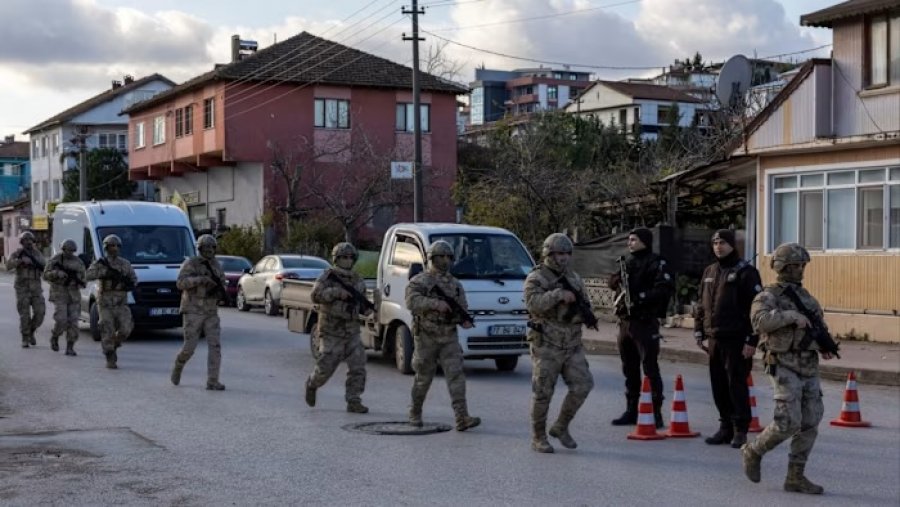 Turqia arreston mbi 300 të dyshuar për ISIS pas vrasjes së tre policëve pranë Stambollit