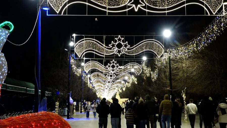 Atmosferë festive në sheshet e Prishtinës në prag të ndërrimit të moteve