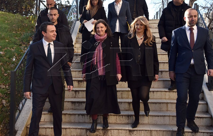 Gati një orë me vonesë, Kurti e Rizvanolli shkojnë për vizitë në Postën e Kosovës