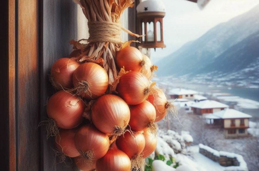 Festimet e Vitit të Ri në botë  Varje e qepëve në derë  vendosje e patateve nën shtrat e thyerje e pjatave