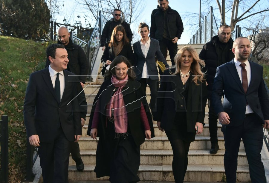 Gati një orë me vonesë  Kurti e Rizvanolli shkojnë për vizitë në Postën e Kosovës