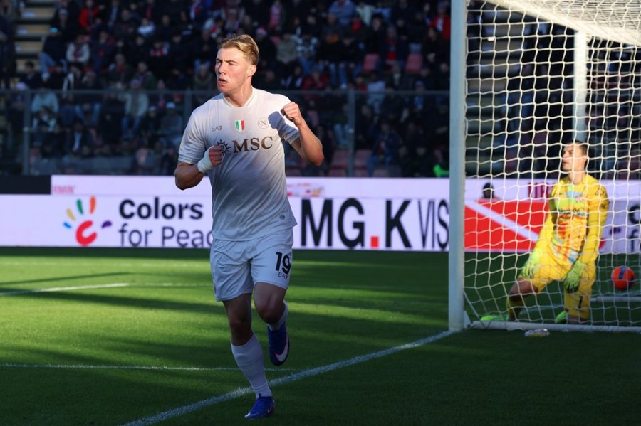 Drejtori thotë se Hojlundi tashmë e konsideron veten lojtar të Napolit