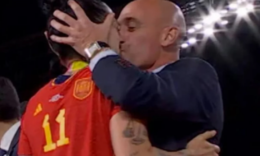 E puthi sportisten në buzë gjatë fitores së Spanjës në Kupën e Botës, ish-shefi i Federatës Spanjolle të Futbollit sot në gjyq
