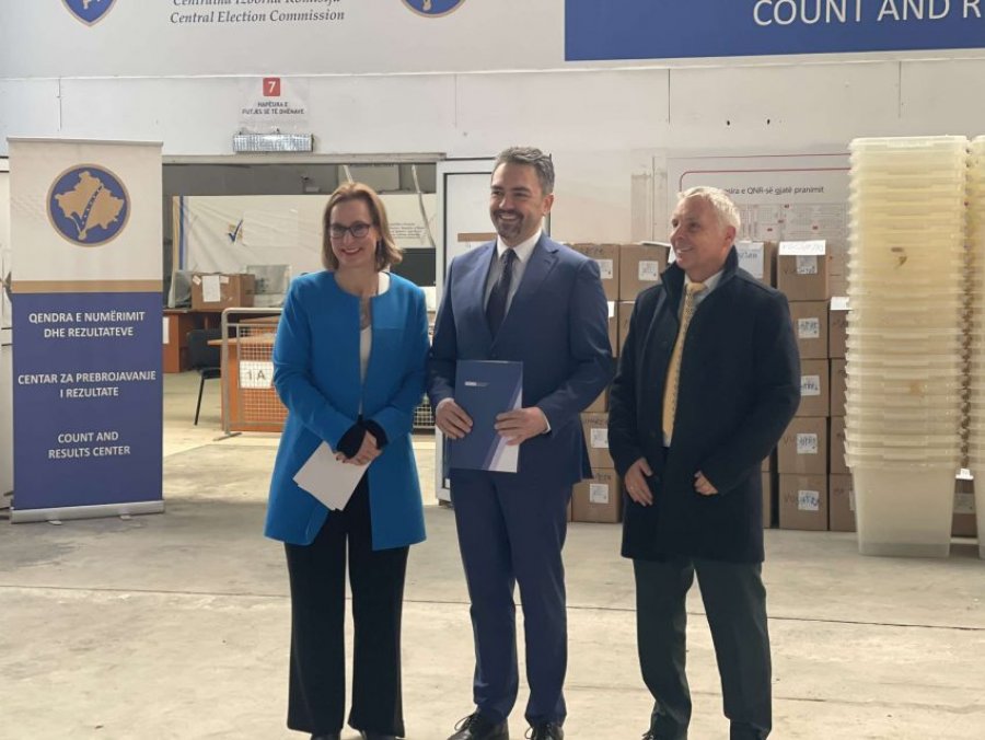 KQZ-ja pranon serverët dhe pajisjet përcjellëse për QNR-në, Radoniqi fton qytetarët të dalin dhe votojnë më 9 shkurt