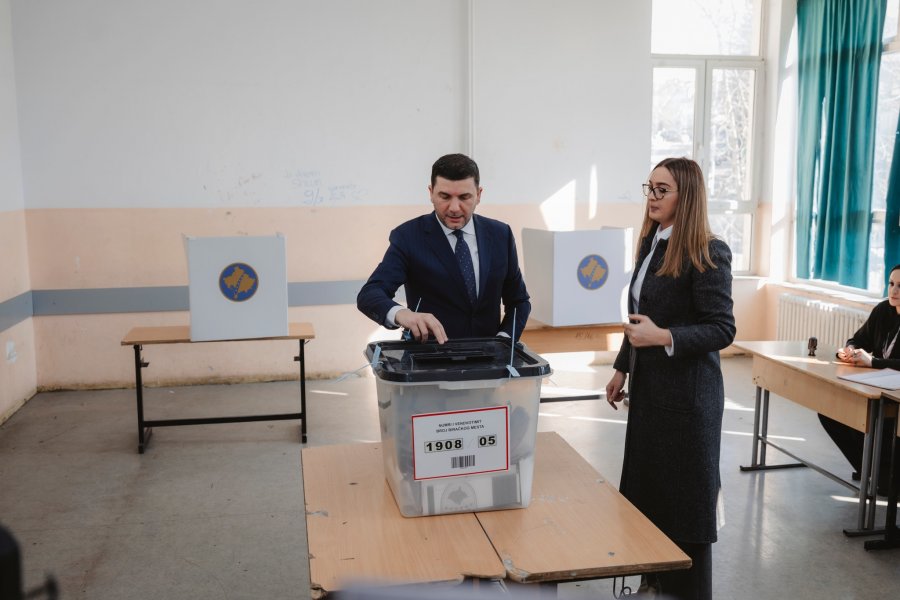 I shoqëruar nga bashkëshortja, voton Memli Krasniqi