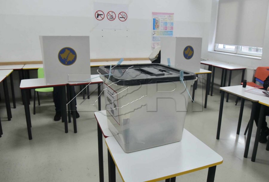 Hapet qendra e votimit në Fakultetin Filologjik në Prishtinë, aty vendosen edhe vëzhguesit e BE-së