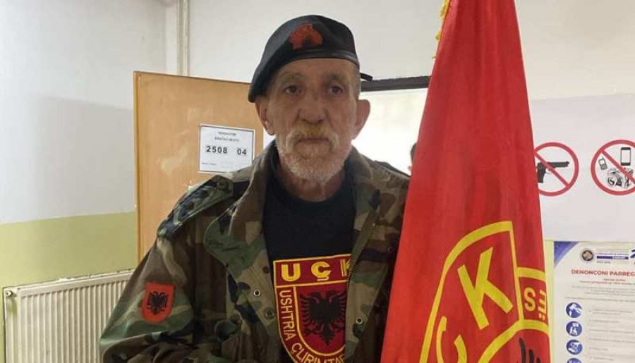 Veterani i luftës shkon në qendër të votimit i veshur me uniformën e UÇK-së