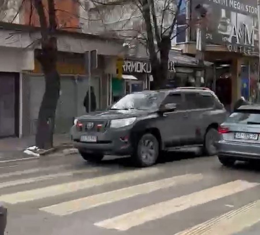 Begaj mbërrin në Prishtinë, shoqërohet nga eskorta - Lajmet e fundit - Zëri