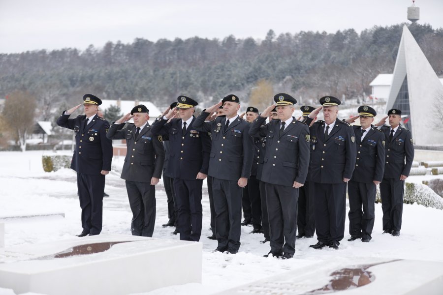 Udhëheqësit e lartë të FSK-së, homazhe te kompleksi memorial “Adem Jashari”