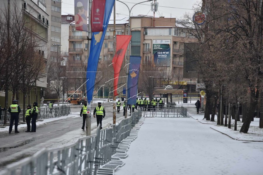 Nisin përgatitjet nëpër sheshet e Prishtinës [foto]