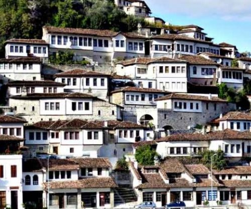 “Travel and Tour World”: Turistët ndërkombëtarë pushtojnë qytetin historik të Beratit