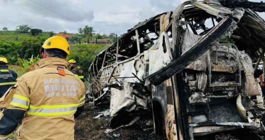 Aksident i rëndë në Brazil  Autobusi me studentë përplaset me kamionin  12 të vdekur