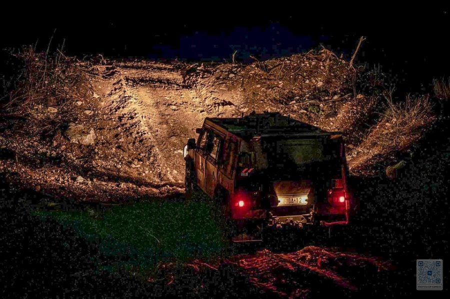 Parashutistët italianë të KFOR-it kryejnë stërvitje shpëtimi gjatë natës në Kosovë